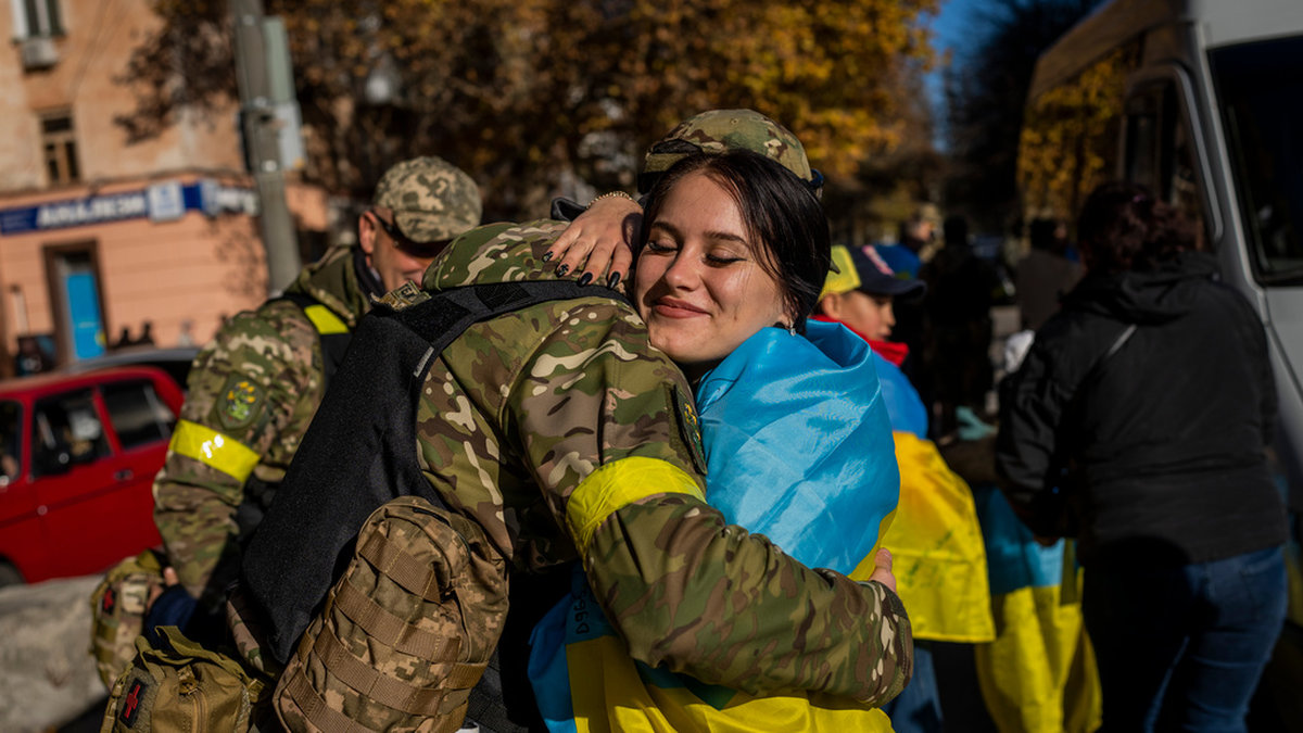 En Chersonbo kramar en ukrainsk soldat efter den ryska reträtten från staden.