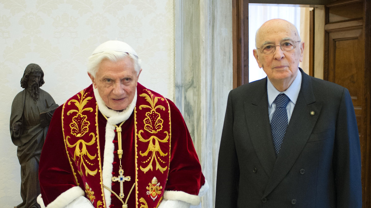 Påven Benedictus XVI avgick i samband med att. . .