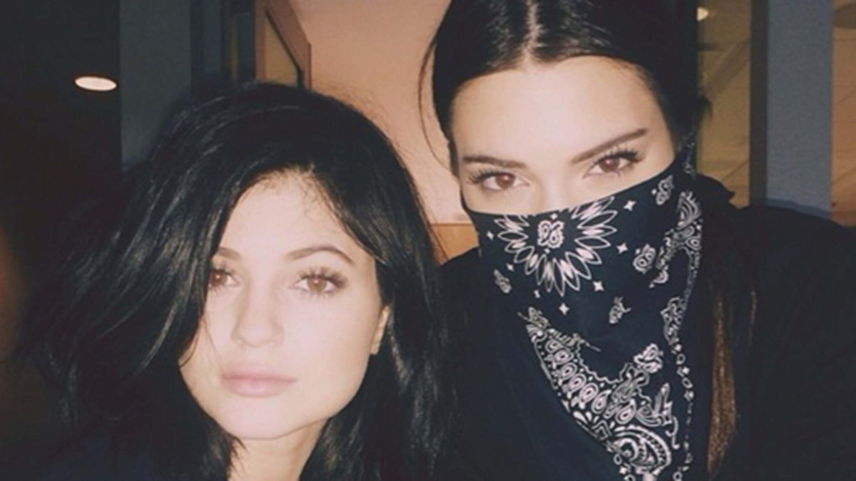 Systrarna Jenner bjuder på en selfie. 