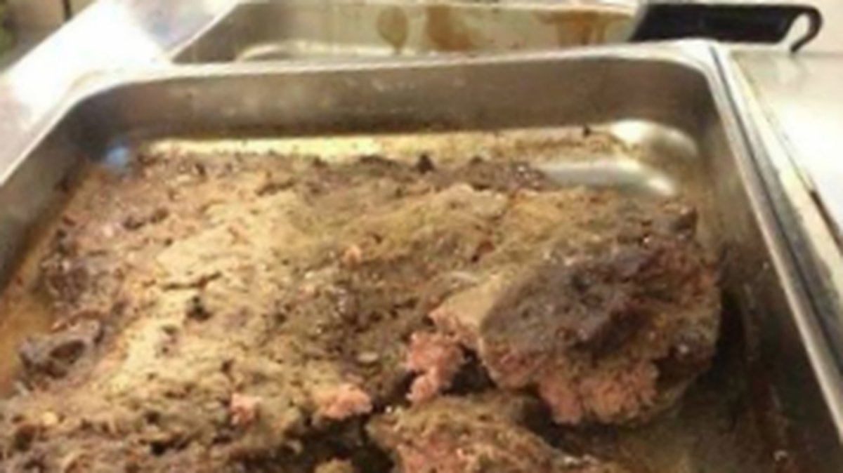 Den omdebatterade köttfärstårtan är numera bortplockad från matleverantören Fazers meny.