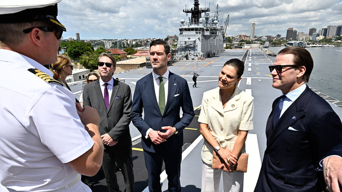 Kronprinsessan Victoria och prins Daniel med utrikeshandelsminister Johan Forssell på flottbasen HMAS Kuttabul i Sydney.