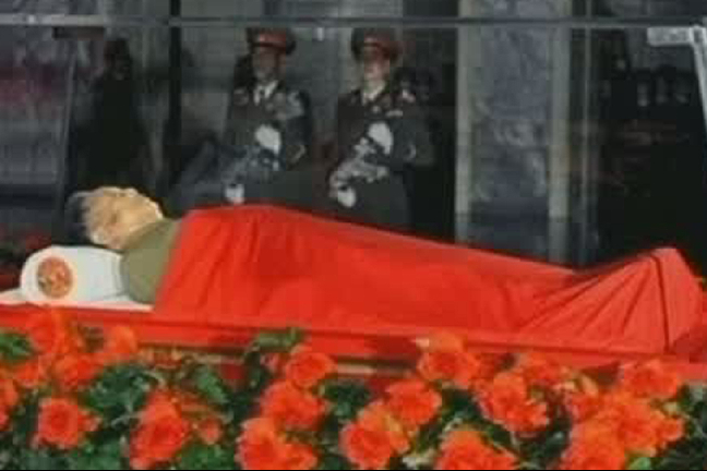 Kim Jong-Il's kropp visas upp i en glaskista.