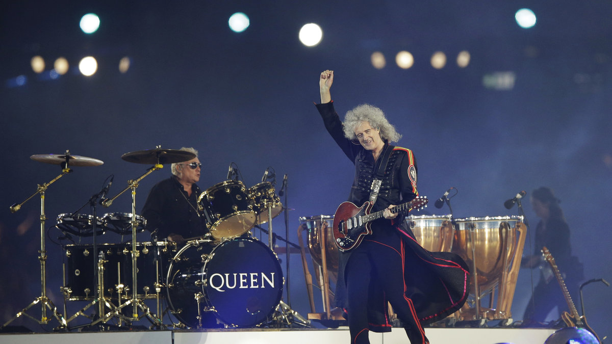Queens gitarrist Brian May spelade en trudelutt. Både Freddie Mercury och John Lennon deltog från den andra sidan - via hologram. 