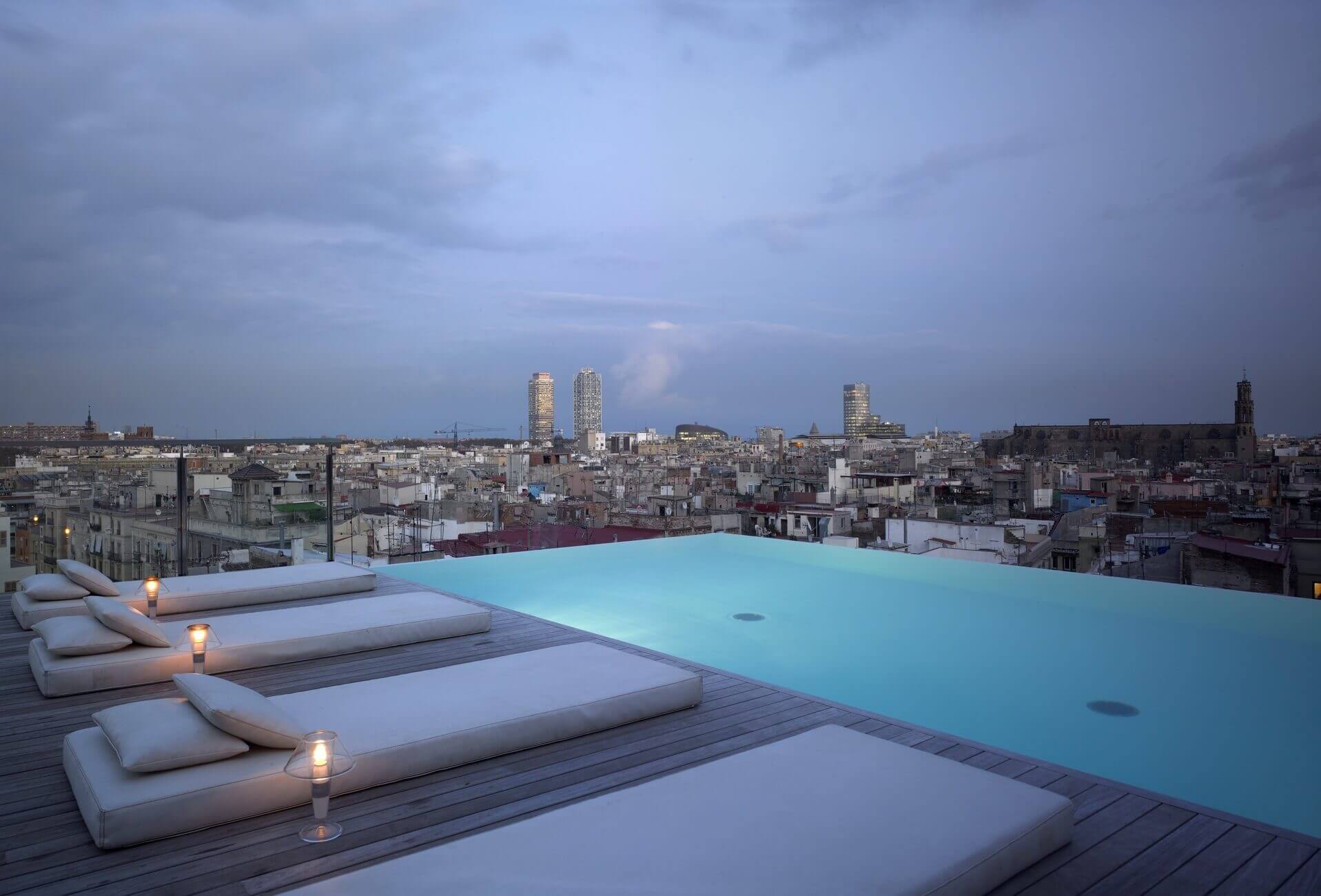 Grand Hotel Central, Barcelona, Spanien. Hotelles takterrass har en infinity-pool vars vattenyta blir ett med hustaken i Born-distriktet. Grand Hotel Central, Barcelona, Spanien. Hotelles takterrass har en infinity-pool vars vattenyta blir ett med hustaken i Born-distriktet.
