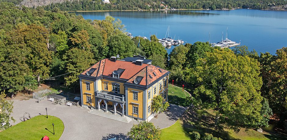 Beläget vid vattnet i Saltsjöö-boo, utanför Nacka. Beläget vid vattnet i Saltsjöö-boo, utanför Nacka.