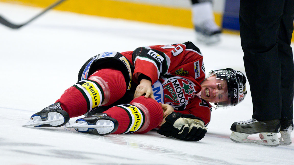 Den gångna säsongen förstördes sedan Warg tvingats utgå med en mystisk ryggskada i KHL:s slutspel Gagarin Cup. På bilden en skadad Fredrik Warg från tiden i Modo.