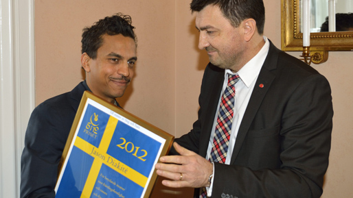 Riksdagsledamoten Jasenko Omanovic (S) delade ut priset till Timbuktu. 