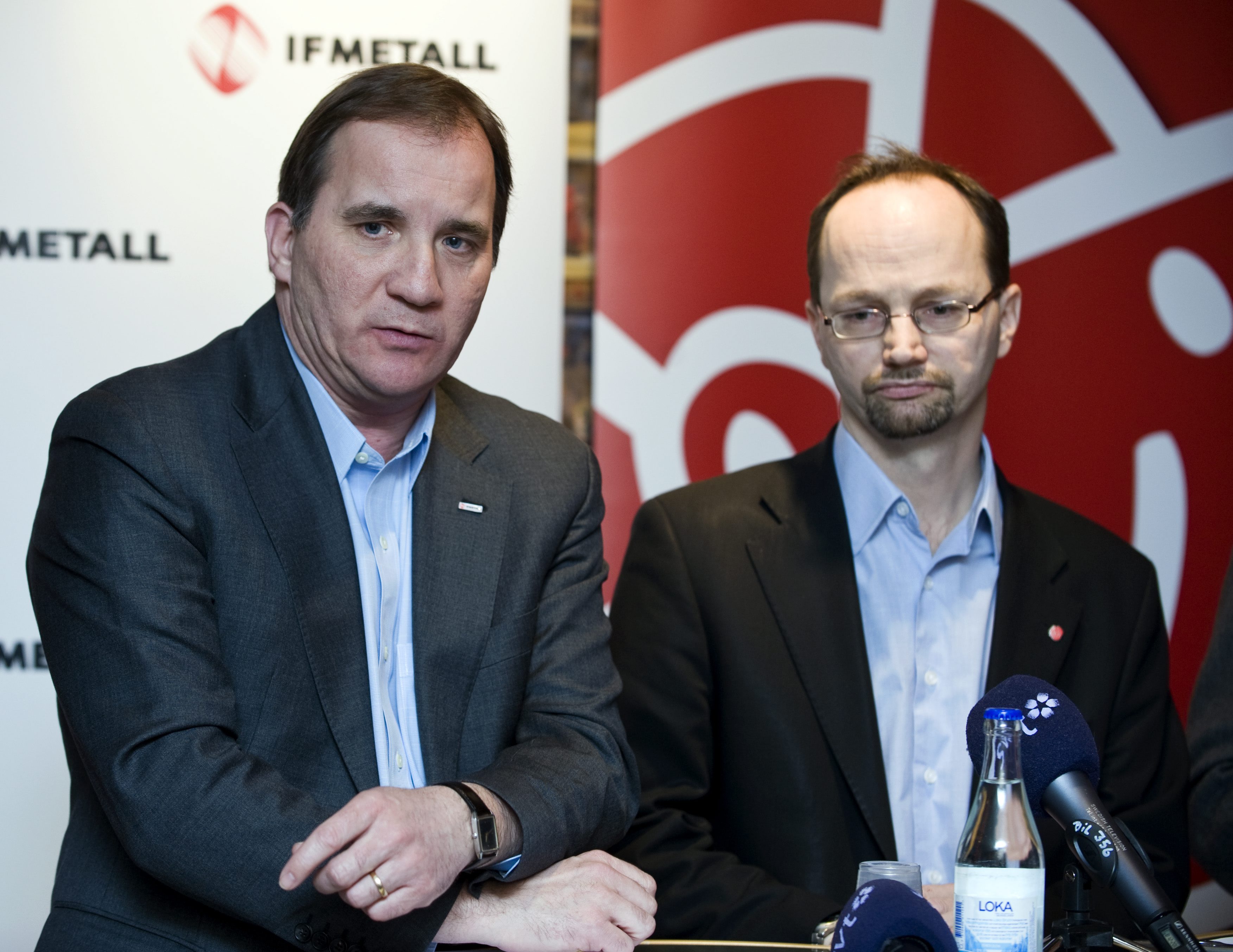 Februari 2009. Löfven och Tomas Eneroth håller presskonferens om krisen inom fordonsindustrin.