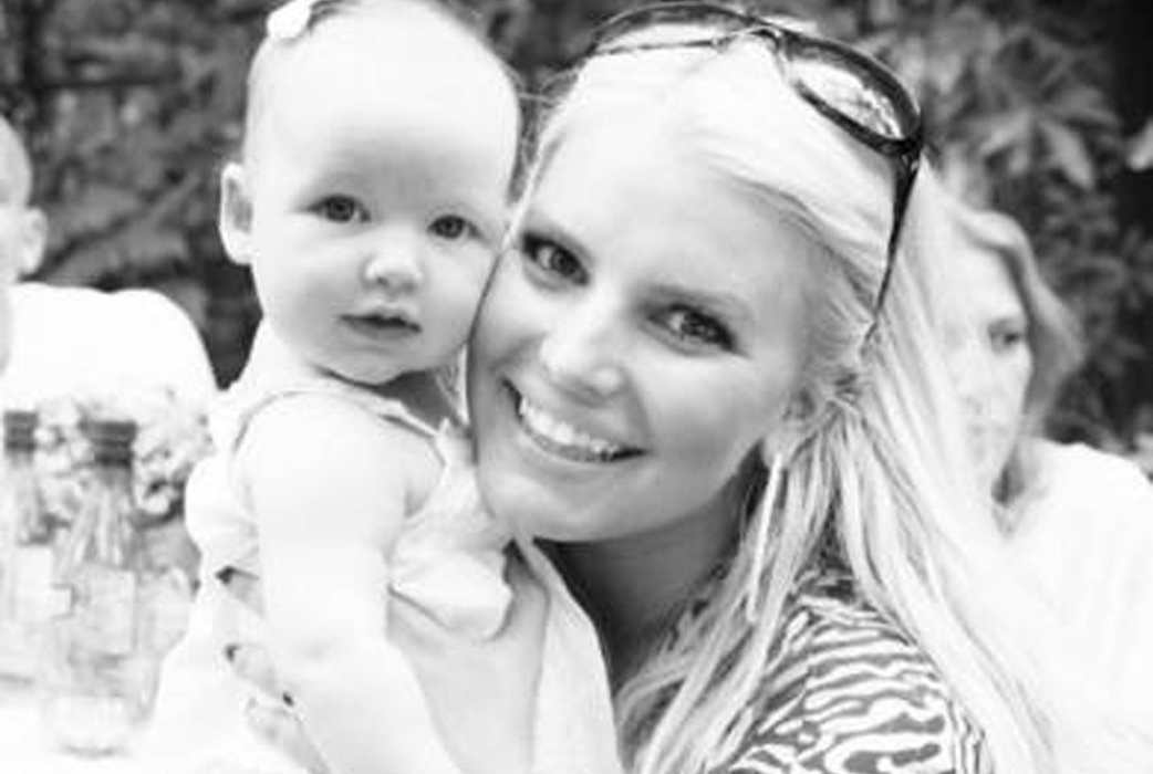 Jessica Simpson visar stolt upp sin lilla bebis. Jessica Simpson visar stolt upp sin lilla bebis.