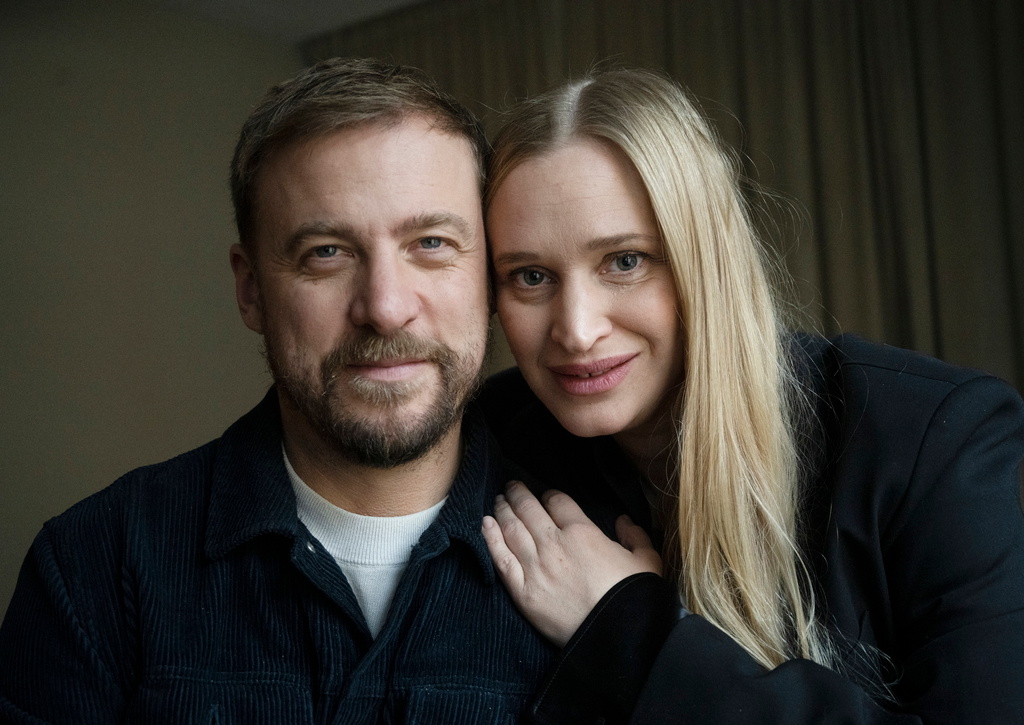 Erik 'Jerka' Johansson och Vera Vitali spelar det krisande paret Patrik och Lisa i långfilmen 'Länge leve Bonusfamiljen'.