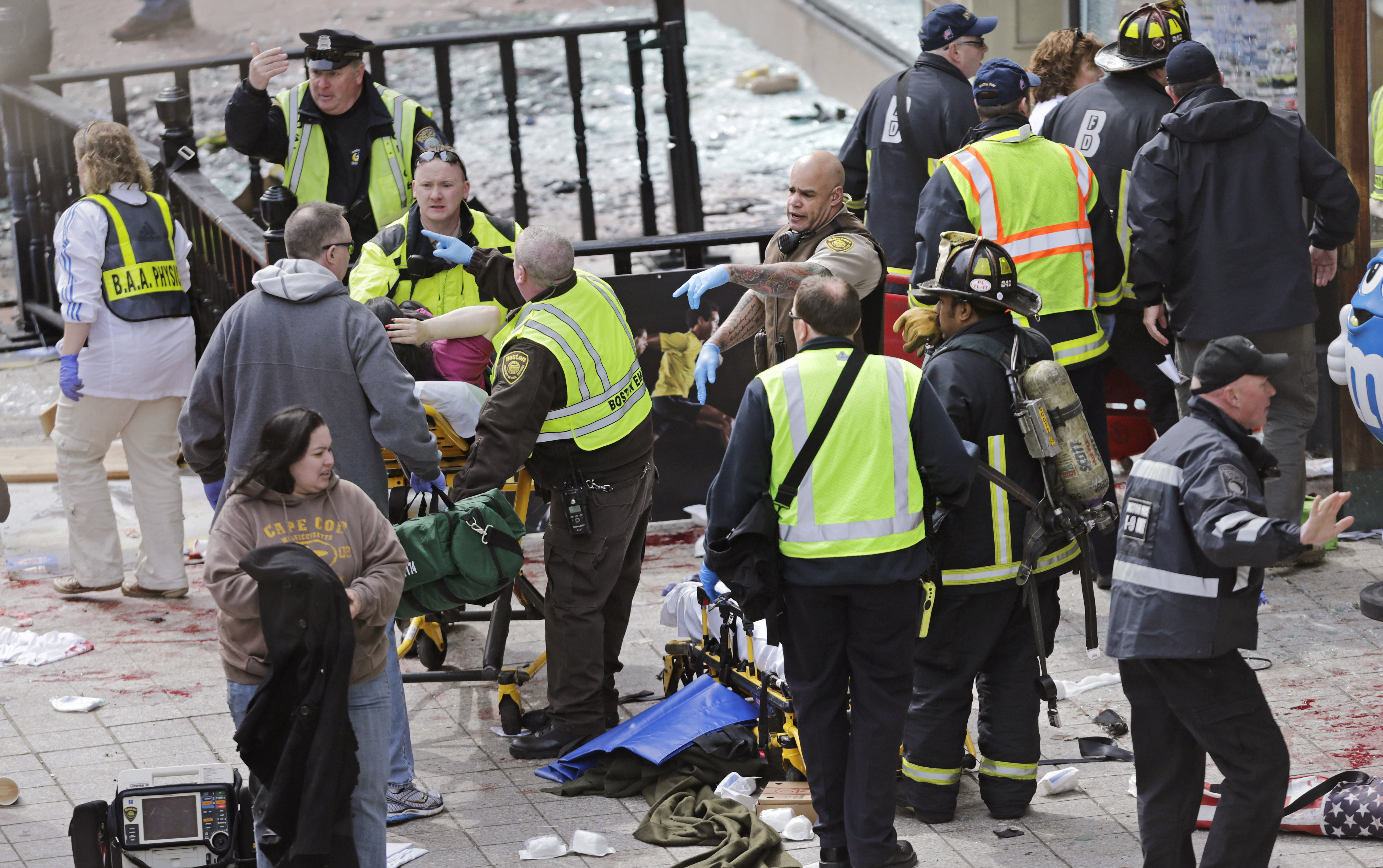 Nyhetsbyrån Reuters uppger att polisen i New York håller på att placera ut antiterrorstyrkor på Manhattan och andra viktiga landmärken med anledning av sprängdådet i Boston. Nyhetsbyrån Reuters uppger att polisen i New York håller på att placera ut antiterrorstyrkor på Manhattan och andra viktiga landmärken med anledning av sprängdådet i Boston.