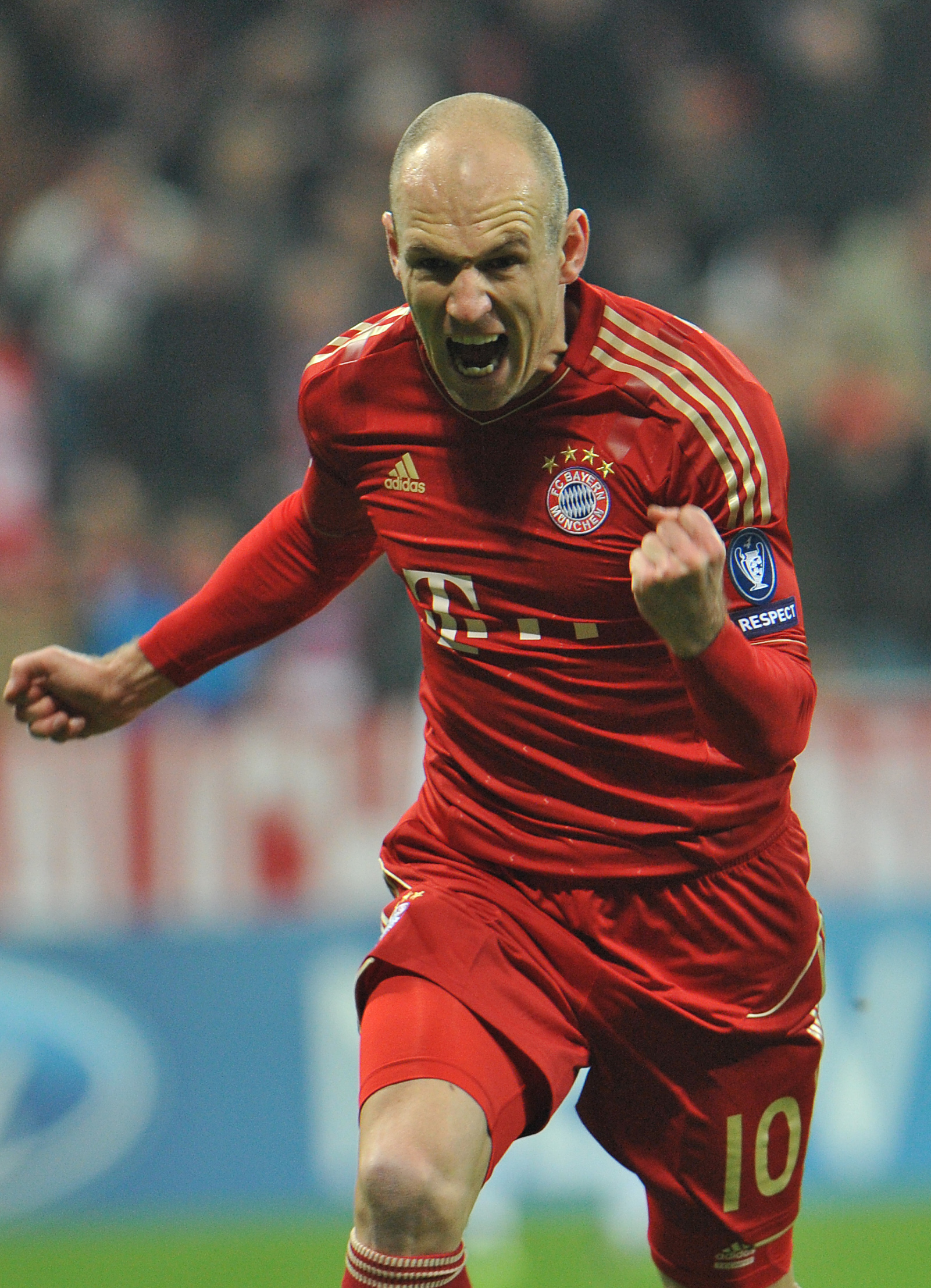 Arjen Robben i Bayern firar avancemanget från åttondelsfinalen mot Apoel.