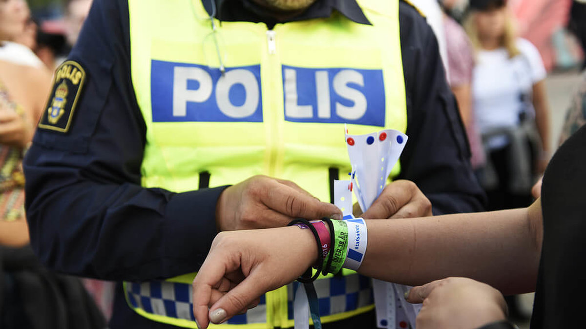 I somras gjorde polisen bland annat en kampanj med armband mot sexuella ofredanden. Den mötas av blandade reaktioner. 