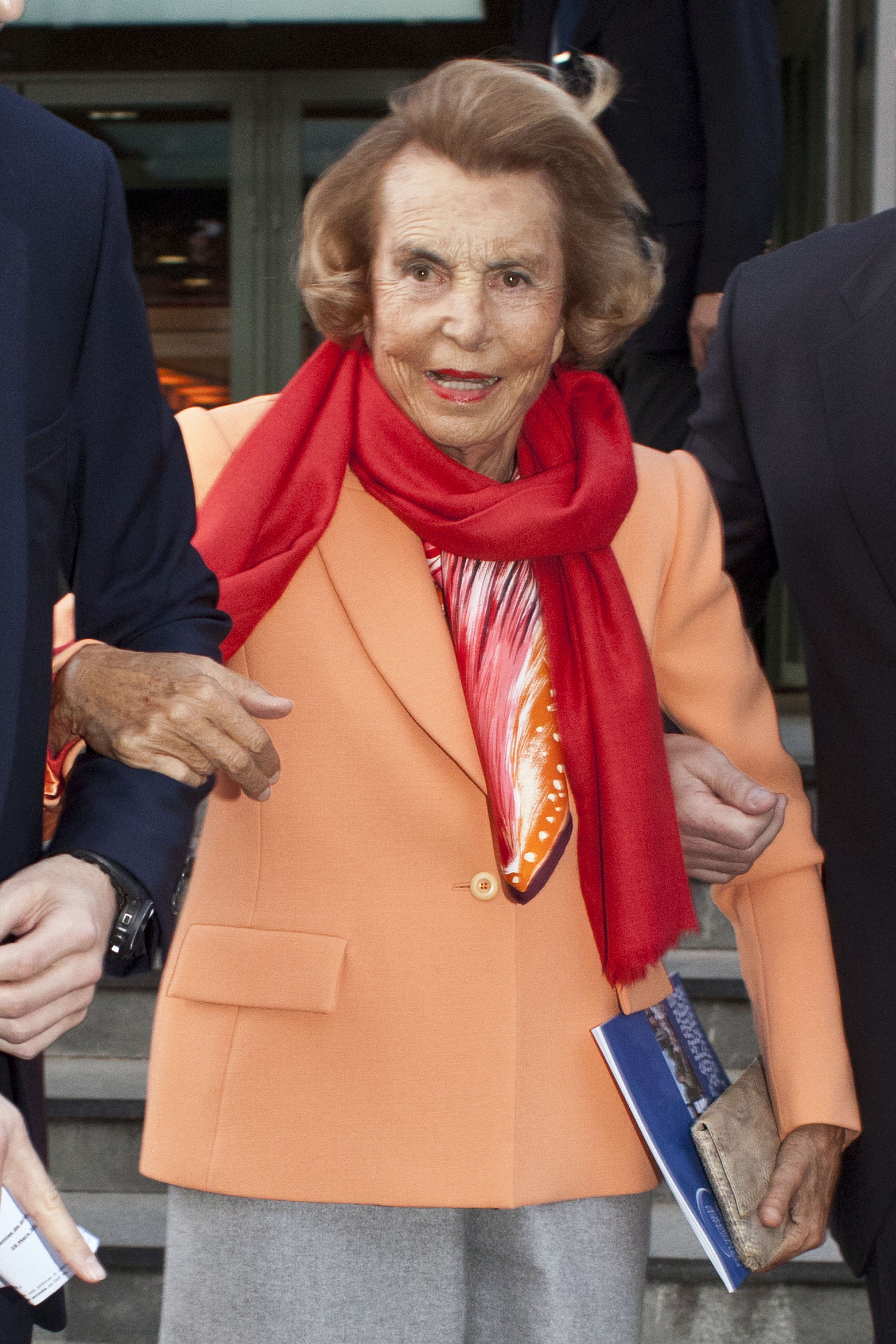 På tionde plats finns L'Oreal-drottningen Liliane Bettencourt, som också har runt 325 Miljarder kronor. 