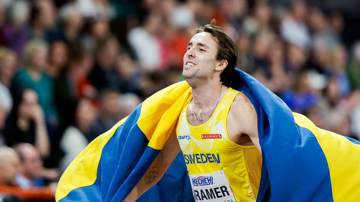 Andreas Kramer fick fira efter sitt silver på 800 meter under inomhus-VM i Glasgow.