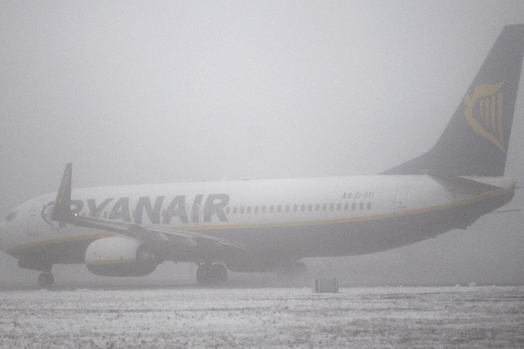 Många passagerare siter fast på Skavsta Flygplats på grund av snöovädret.
