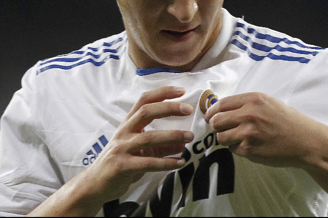 Mesut Özil kysser klubbemblemet.