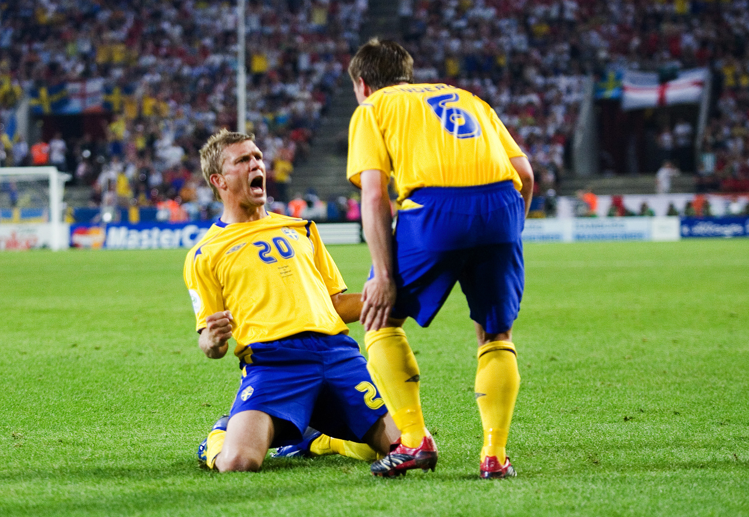 Marcus Allbäck jublar med Tobias Linderoth efter sitt mål i VM 2006.
