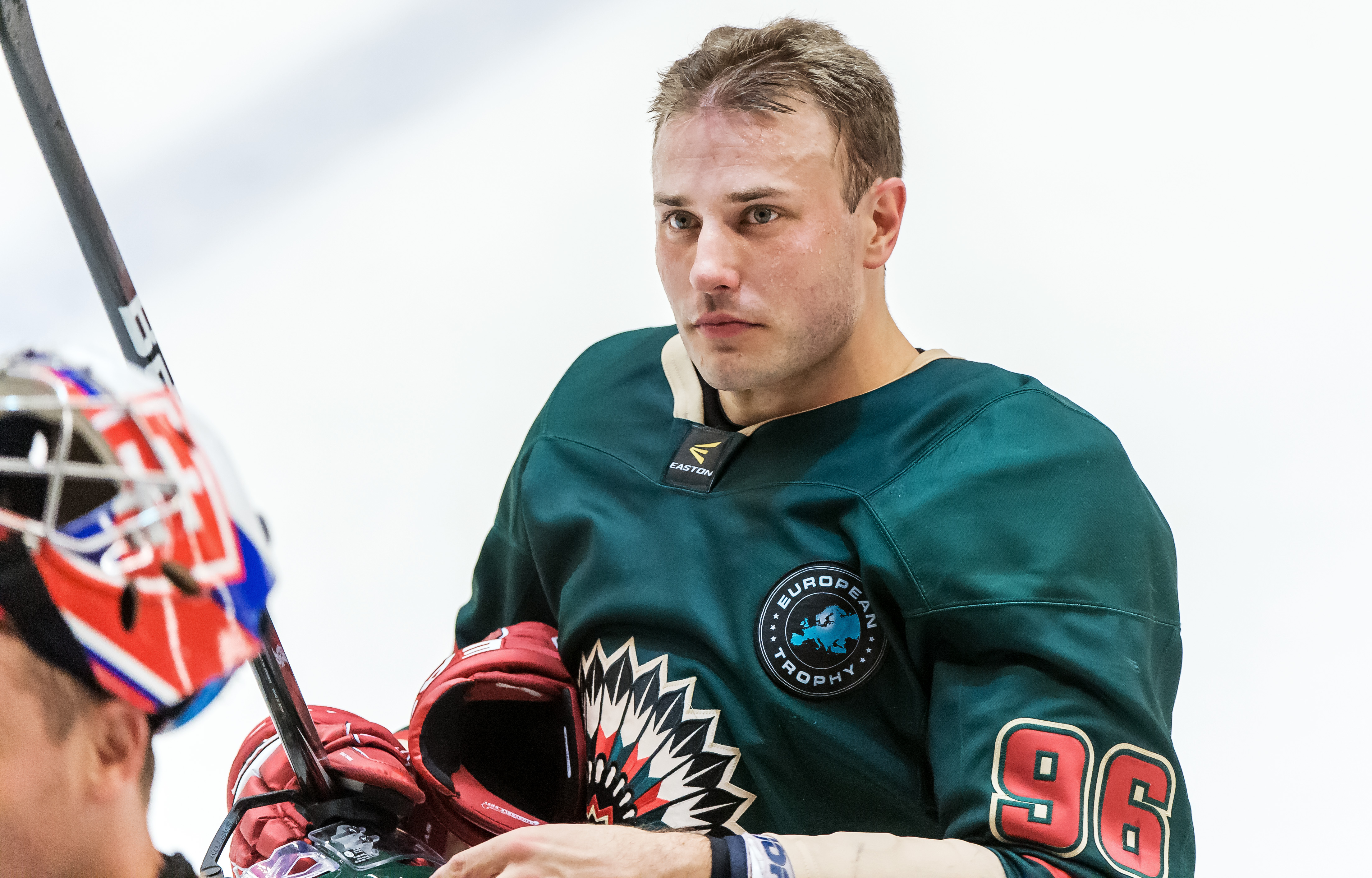Fabian Brunnström är inte bara bra på hockey, han är även en fena på att lira musik.