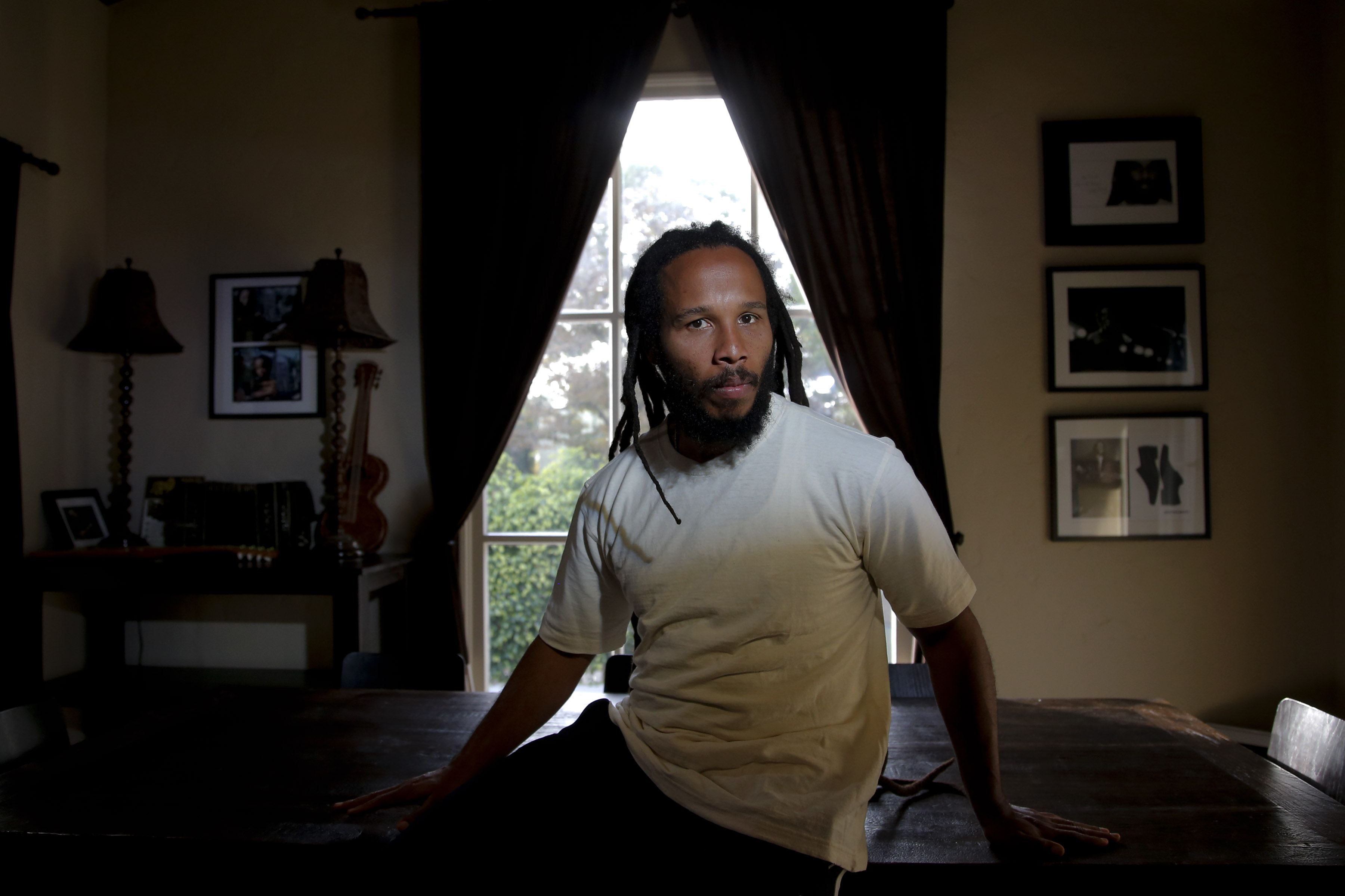 Ziggy Marley. Son till Bob och artist. Ziggy Marley. Son till Bob och artist.
