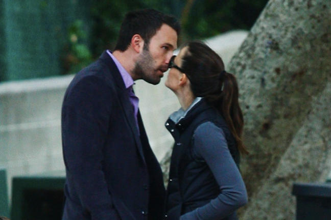 Stabila svennebananparet Ben Affleck och Jennifer Garner var ute med barnen, och passade på att pussas lite. Stabila svennebananparet Ben Affleck och Jennifer Garner var ute med barnen, och passade på att pussas lite.