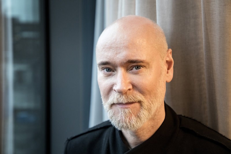 Designern och klädskaparen Lars Wallin sålde en klänning för över 15 000 kronor till Bella Nilsson. Foto: Christine Olsson/TT Designern och klädskaparen Lars Wallin sålde en klänning för över 15 000 kronor till Bella Nilsson. Foto: Christine Olsson/TT