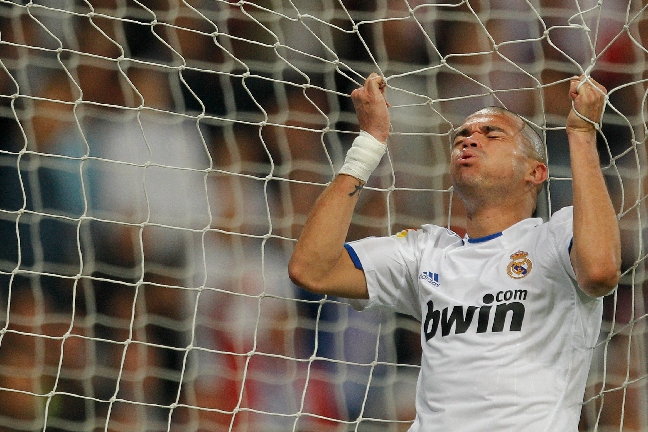 Mourinho valde att spela Pepe som mittfältare mot Barcelona.