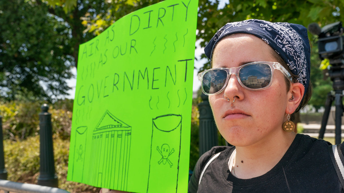 En kvinna i Washington demonstrerar mot Högsta domstolens beslut.