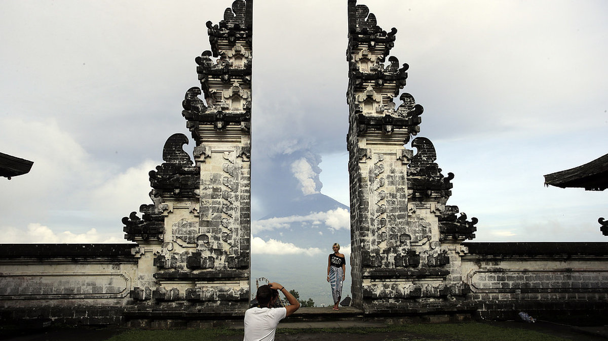 Vulkanutbrott Gunung Agung med turister på Bali i Indonesien