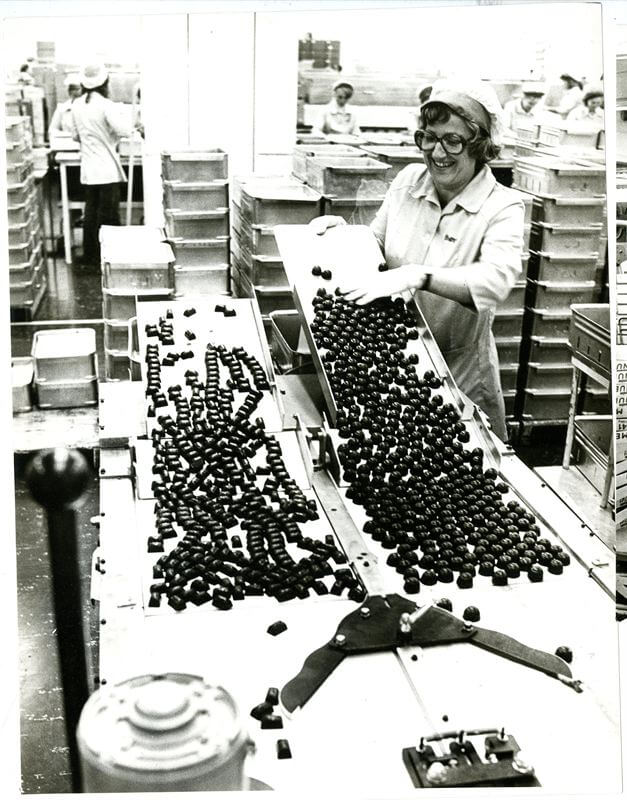Pralinproduktion 1970-talet. Marabous första fabrik slog upp portarna i Sundbyberg utanför Stockholm. Pralinproduktion 1970-talet. Marabous första fabrik slog upp portarna i Sundbyberg utanför Stockholm.