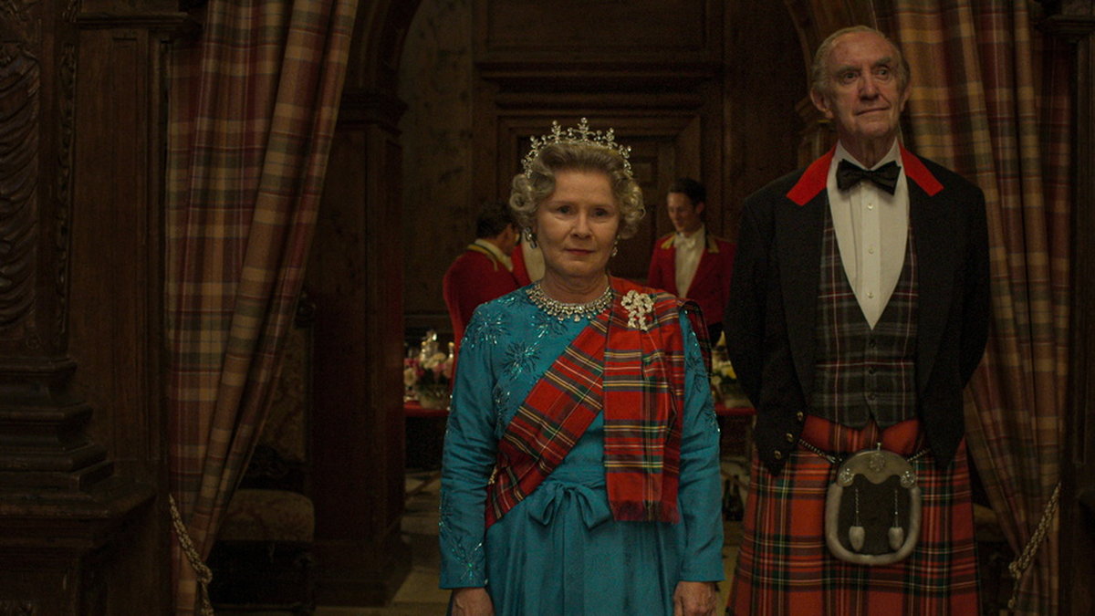 Imelda Staunton och Jonathan Pryce som drottning Elizabeth och prins Phillip i 'The crown'. Pressbild.