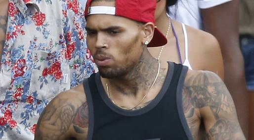 Chris Brown kan inte släppa ex-tjejen Rihanna. 