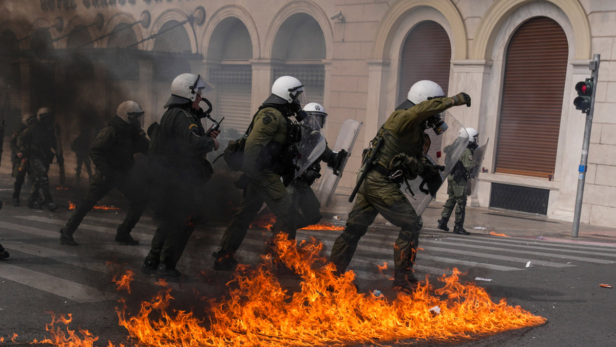 Kravallpolis i samband med torsdagens protester i den grekiska huvudstaden Aten.