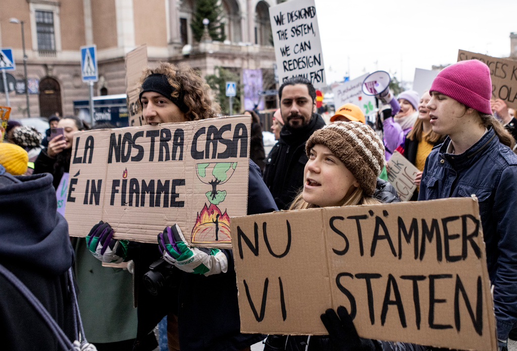 Klimataktivisten Greta Thunberg under klimatdemonstrationen i Stockholm som den ungdomsledda organisationen Aurora genomförde med anledning av stämningsansökan mot staten för bristande klimatarbete.