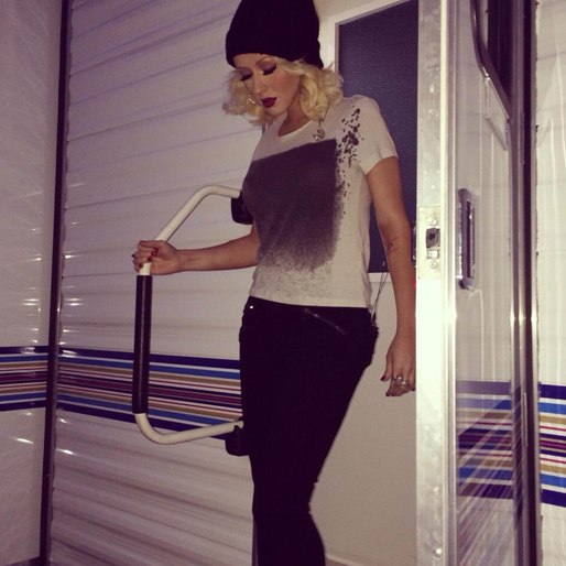 Christina Aguilera lämnar sin trailer för att sända The Voice. Christina Aguilera lämnar sin trailer för att sända The Voice.