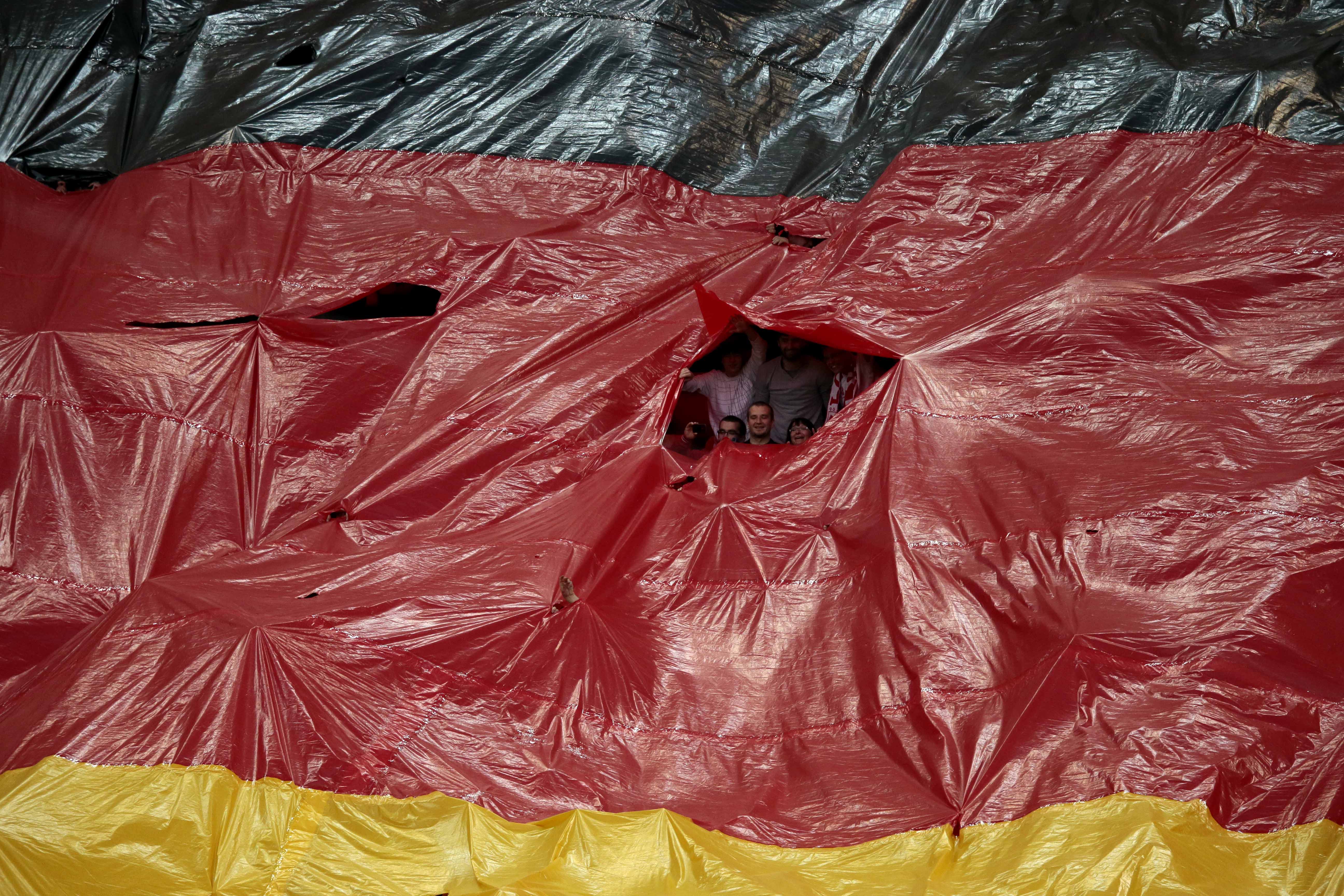 Den tyska tifoflagga havererade innan matchen.