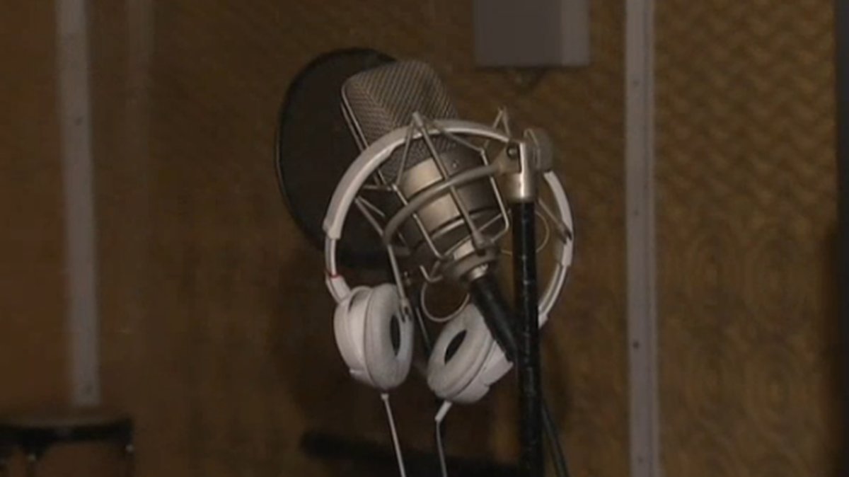Rånarna lämnade kvar sin raplåt i studion. Nu försöker polisen identifiera deras röster.