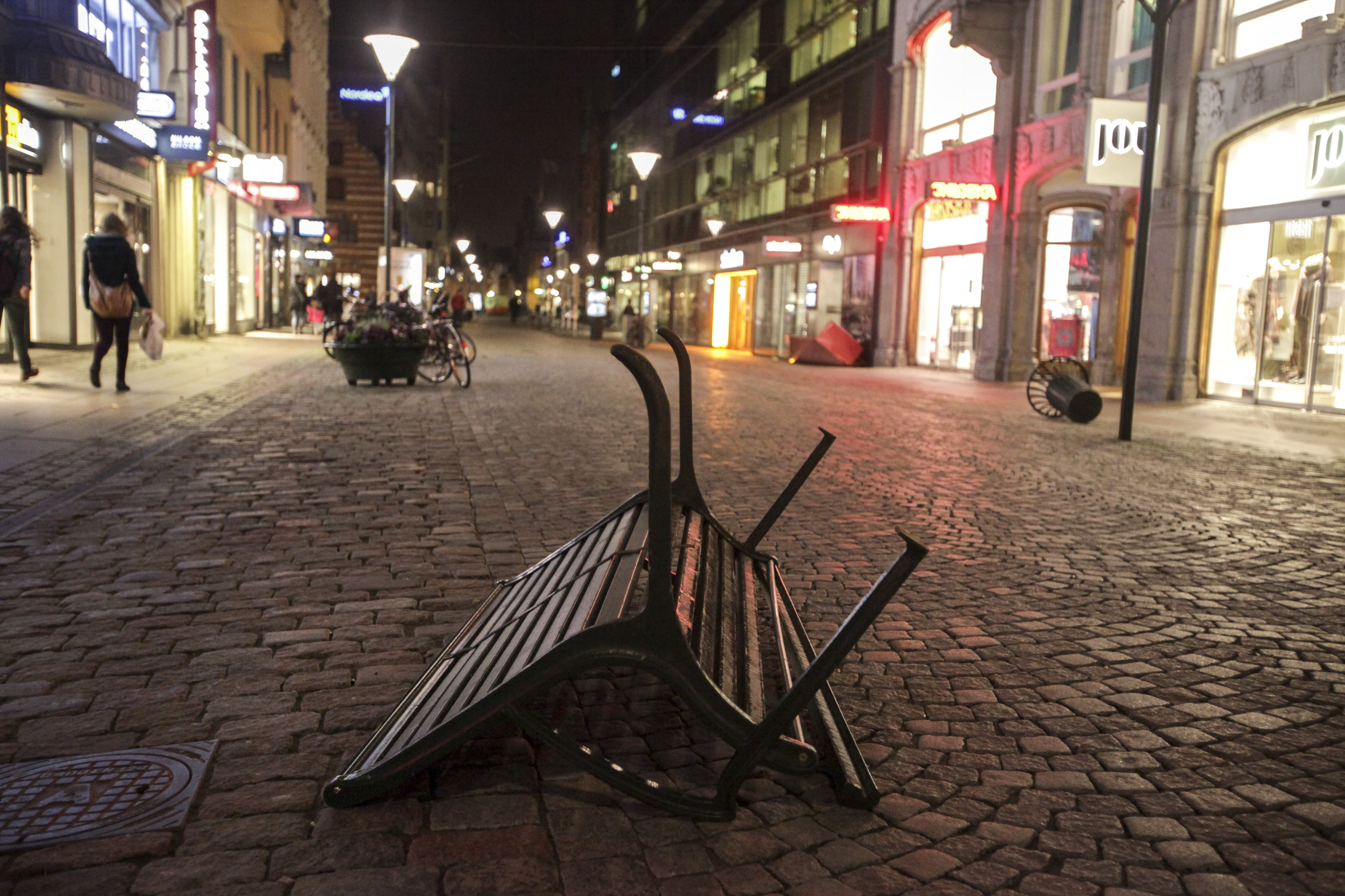 Den här parkbänken – och papperskorgen i bakgrunden. Den här parkbänken – och papperskorgen i bakgrunden.