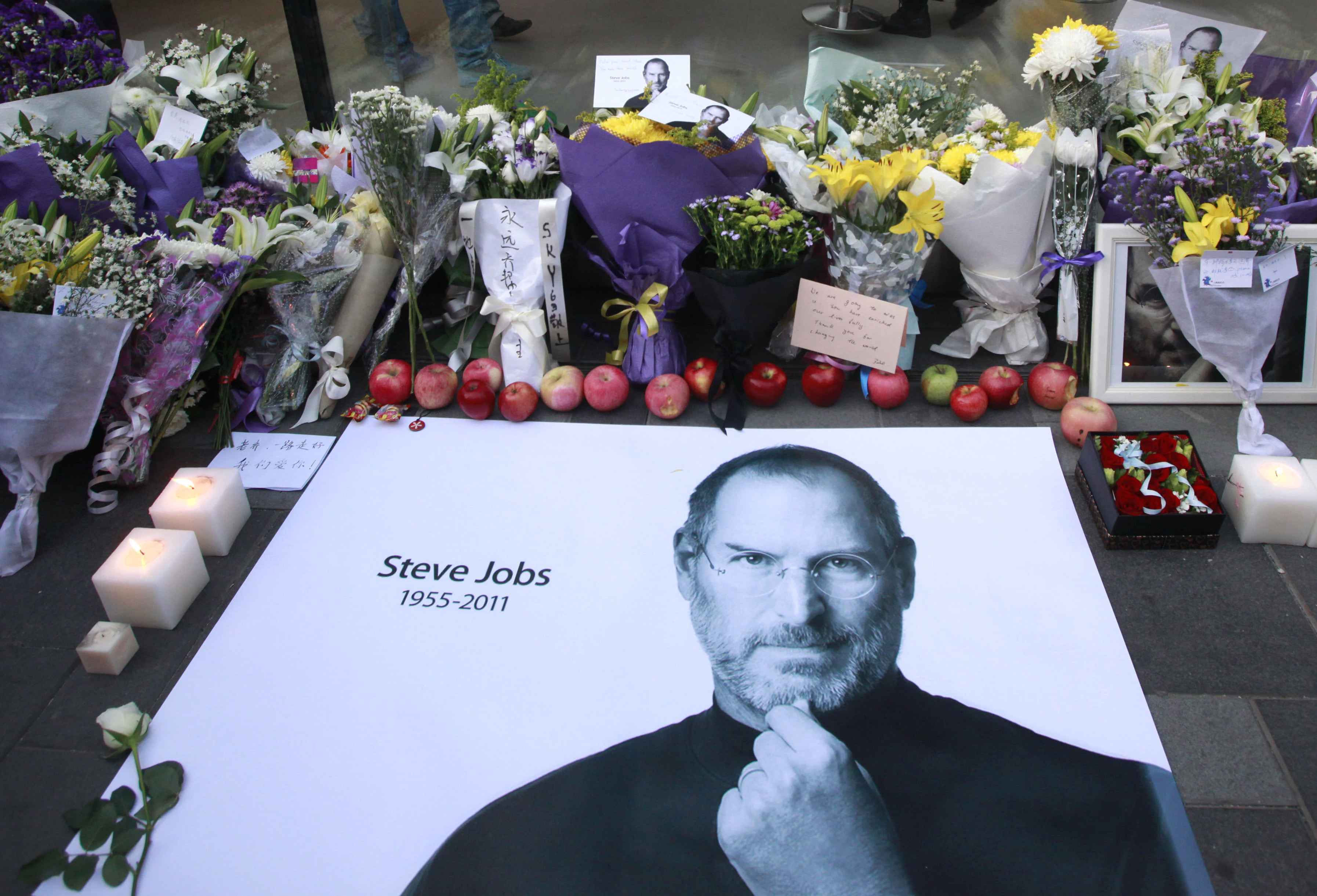 På ettårsdagen av hans död minns Apple tillbaka på hans liv och prestationer.