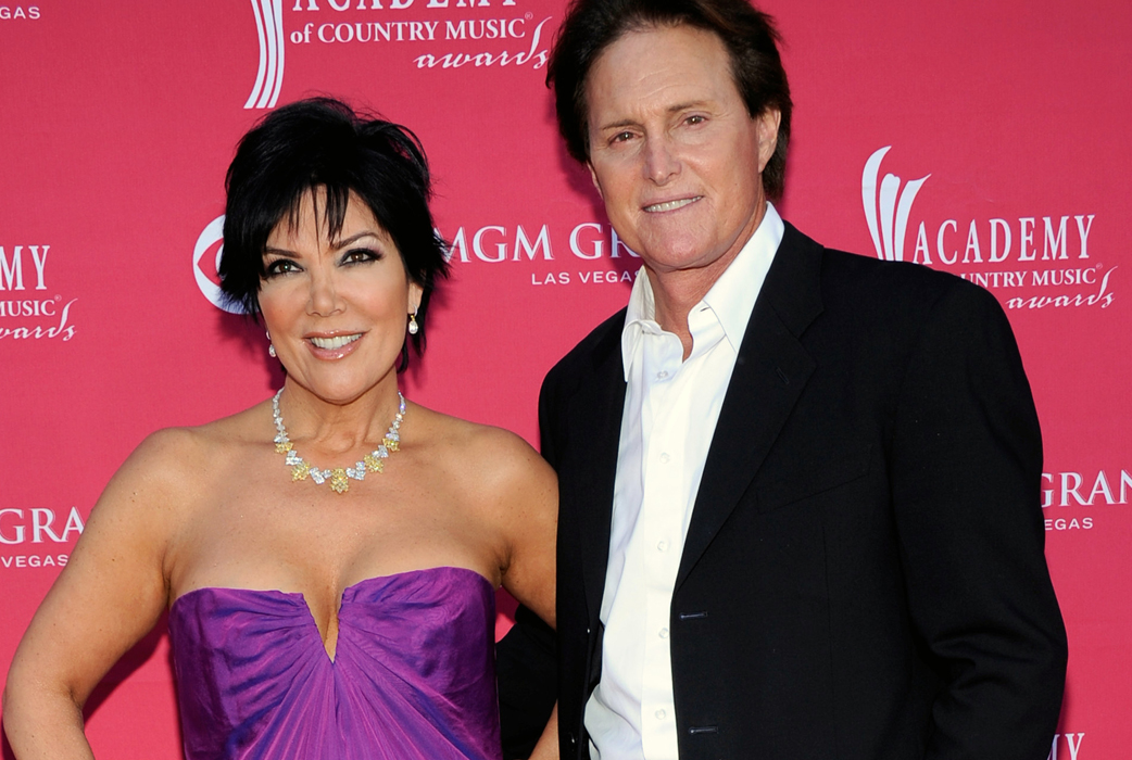 9. Pappa i drag.
Robert Kardashians änka Ellen hävdar att Bruce Jenner har en hemlig fetisch. Jenner gillar nämligen att bära kvinnokläder, högklackat och sexiga underkläder. Ellen ska ha hört det hela från Bruces ex-hustru Chrystie Jenner.
– Jag hittade mina behåar...Han satte ihop dom och bar dom. Jag kunde inte leva med det, sa Chrystie till Ellen, skriver Star. Enligt Ellen så fortsatte Bruce med sina lekar under sitt äktenskap med Kris Jenner. 9. Pappa i drag.
Robert Kardashians änka Ellen hävdar att Bruce Jenner har en hemlig fetisch. Jenner gillar nämligen att bära kvinnokläder, högklackat och sexiga underkläder. Ellen ska ha hört det hela från Bruces ex-hustru Chrystie Jenner.
– Jag hittade mina behåar...Han satte ihop dom och bar dom. Jag kunde inte leva med det, sa Chrystie till Ellen, skriver Star. Enligt Ellen så fortsatte Bruce med sina lekar under sitt äktenskap med Kris Jenner.