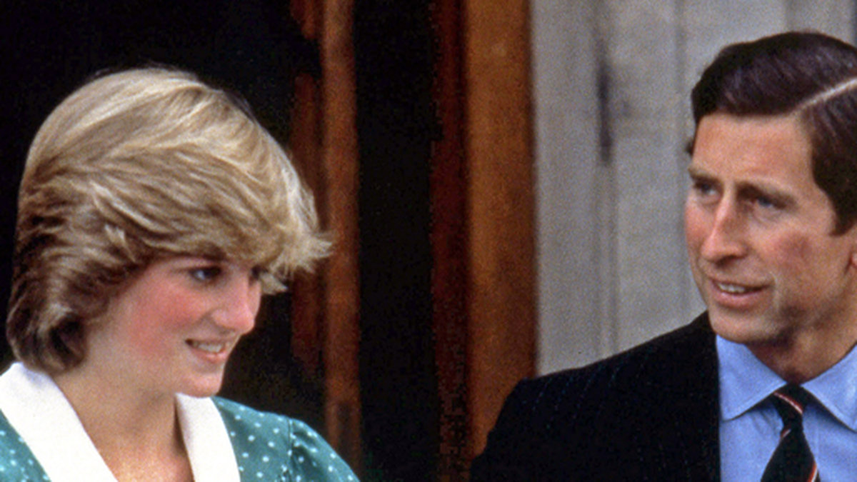 Så här såg det ut när prinsessan Diana och prins Charles visade upp den då nyfödda prins William för världen den 21 juni 1982.