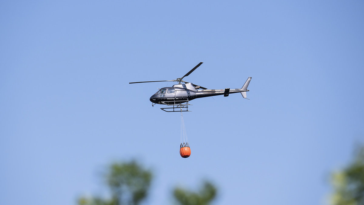 Helikopter har kallats in för att bekämpa en skogsbrand vid sjön Ärlången i Linköping. Arkivbild.
