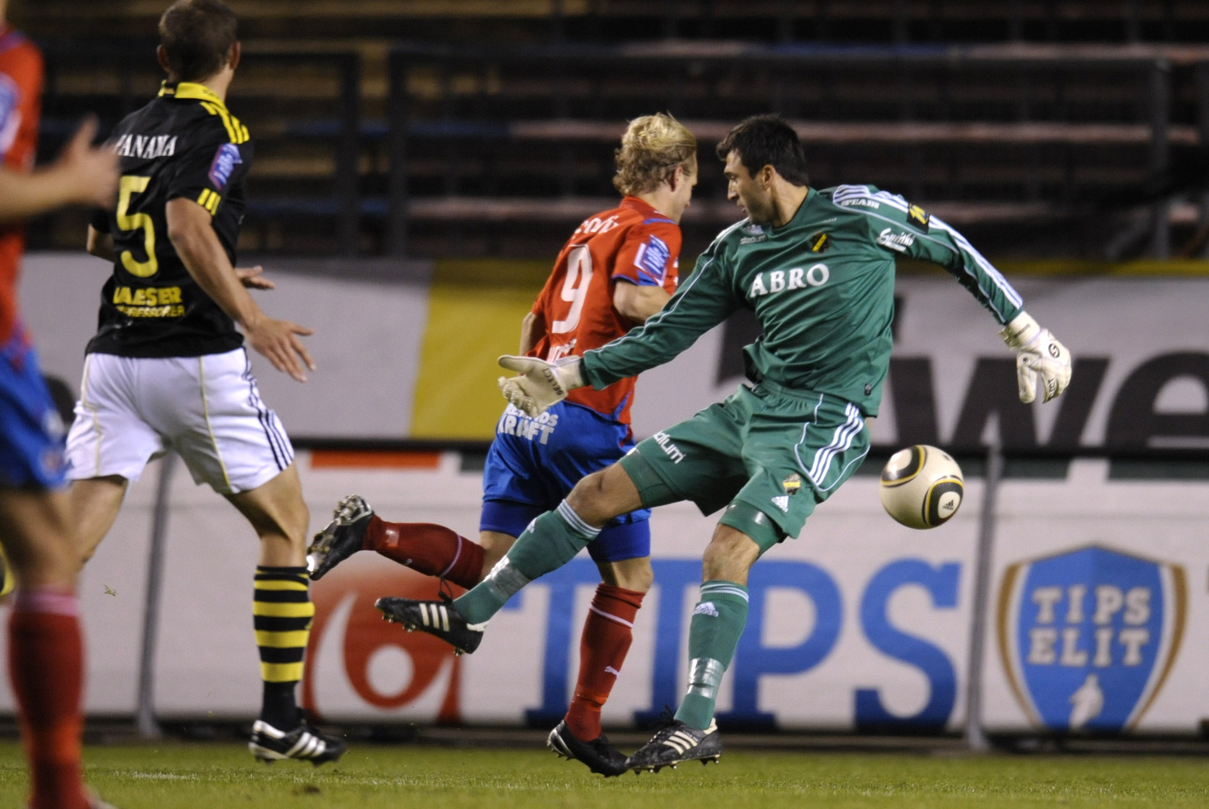 AIK-målvakten Ivan Turina kan missa matchen och ersätts då av Kenny Stamatopoulos. Här är han ganska fel ute mot Helsingborg...