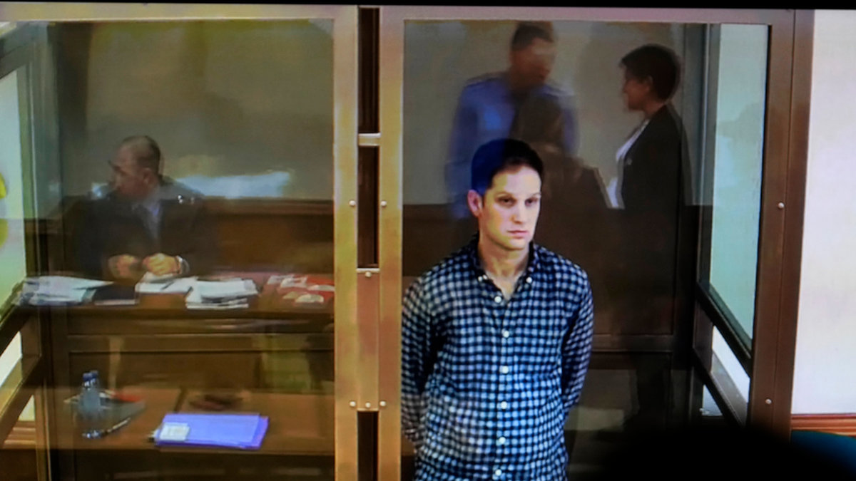 På bilden syns en tv-skärm som visar Evan Gershkovichs framträdande i rätten den 18 april. Arkivbild.