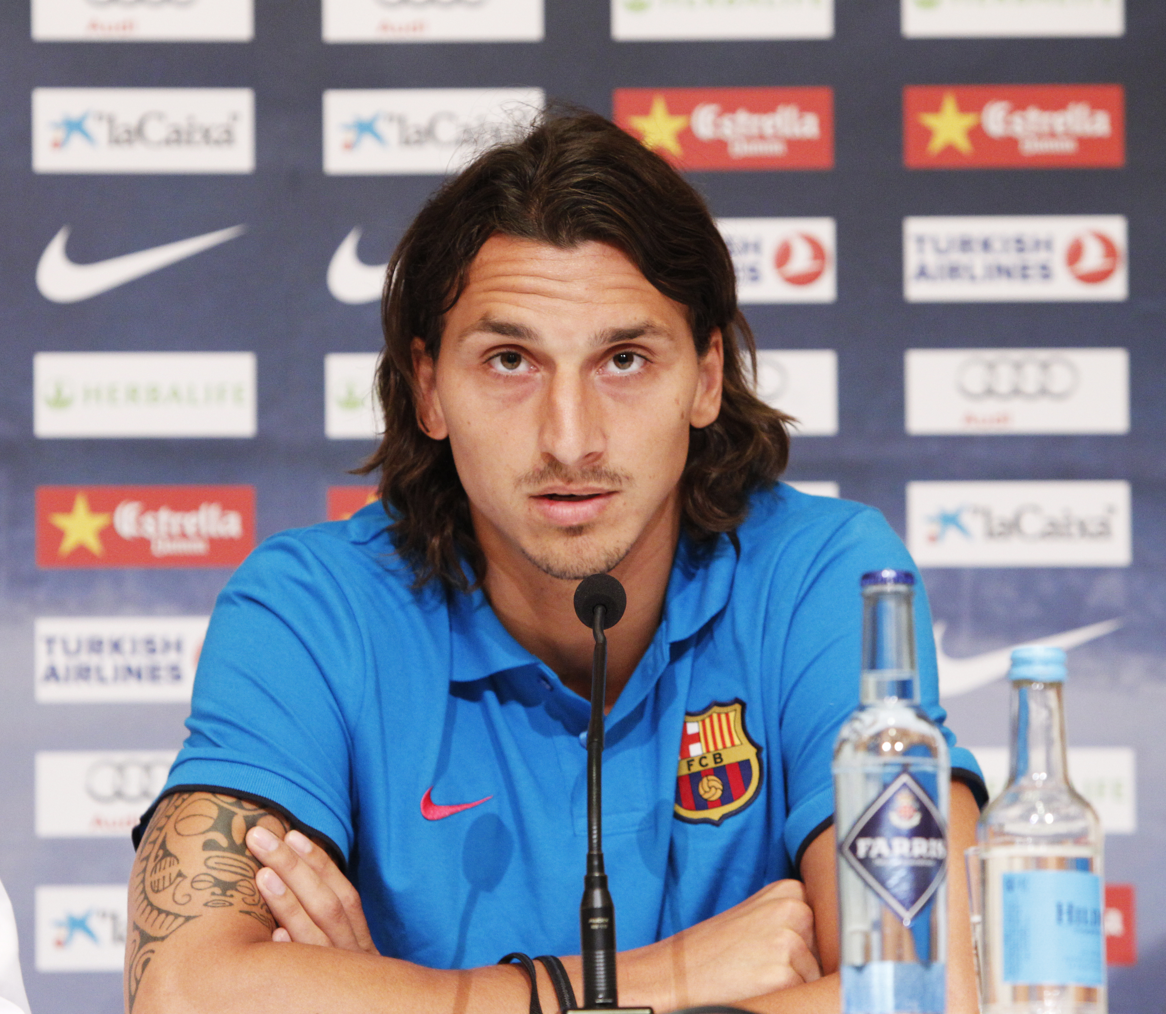 I juli 2009 inleds förhandlingar mellan Inter och Barcelona. Klubbarna ingår en överenskommelse att Barcelona ska köpa Ibrahimovi? för 46 miljoner euro och samtidigt släppa Samuel Eto'o. I juli 2009 inleds förhandlingar mellan Inter och Barcelona. Klubbarna ingår en överenskommelse att Barcelona ska köpa Ibrahimovi? för 46 miljoner euro och samtidigt släppa Samuel Eto'o.
