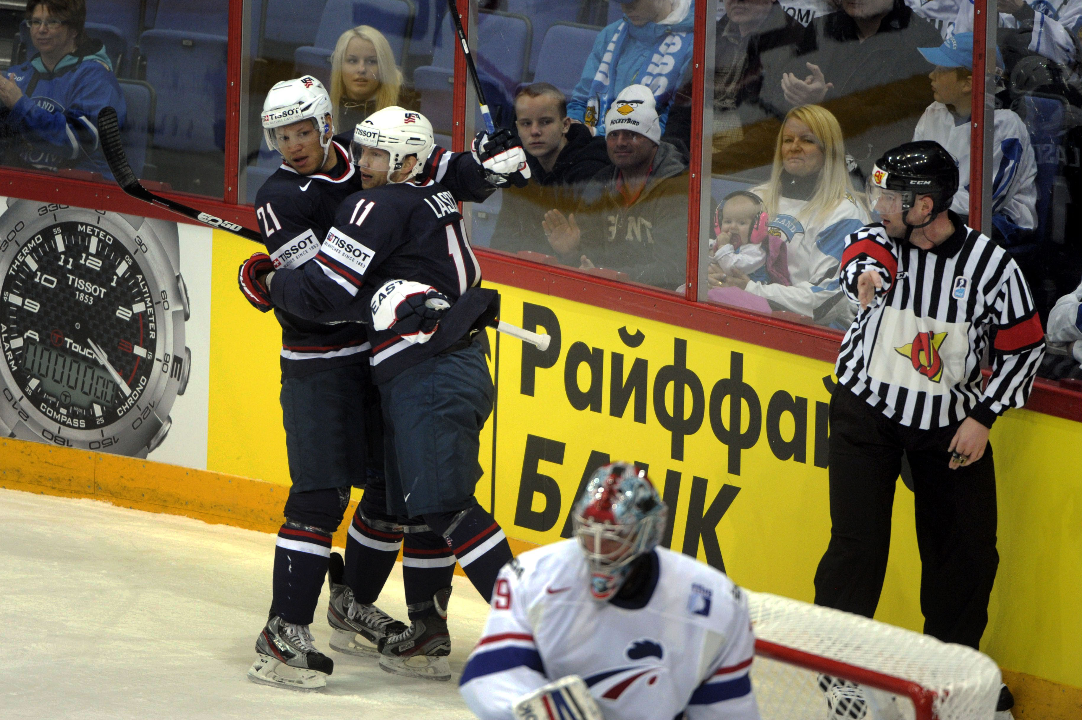 Men USA skulle komma igen. Kyle Okposo kvitterade innan amerikanerna enkelt gick ifrån till en 7-2-seger i den sista perioden. Men USA skulle komma igen. Kyle Okposo kvitterade innan amerikanerna enkelt gick ifrån till en 7-2-seger i den sista perioden.