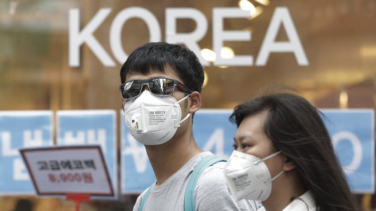 I Sydkorea har flera personer avlidit efter att ha smittats. 