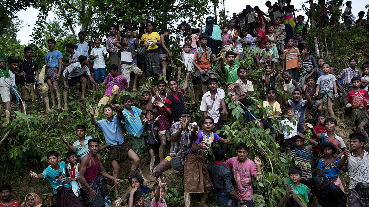 Flera pojkar väntar på mat i närheten av flyktinglägret Balukhali i Bangladesh, onsdag 20 september.