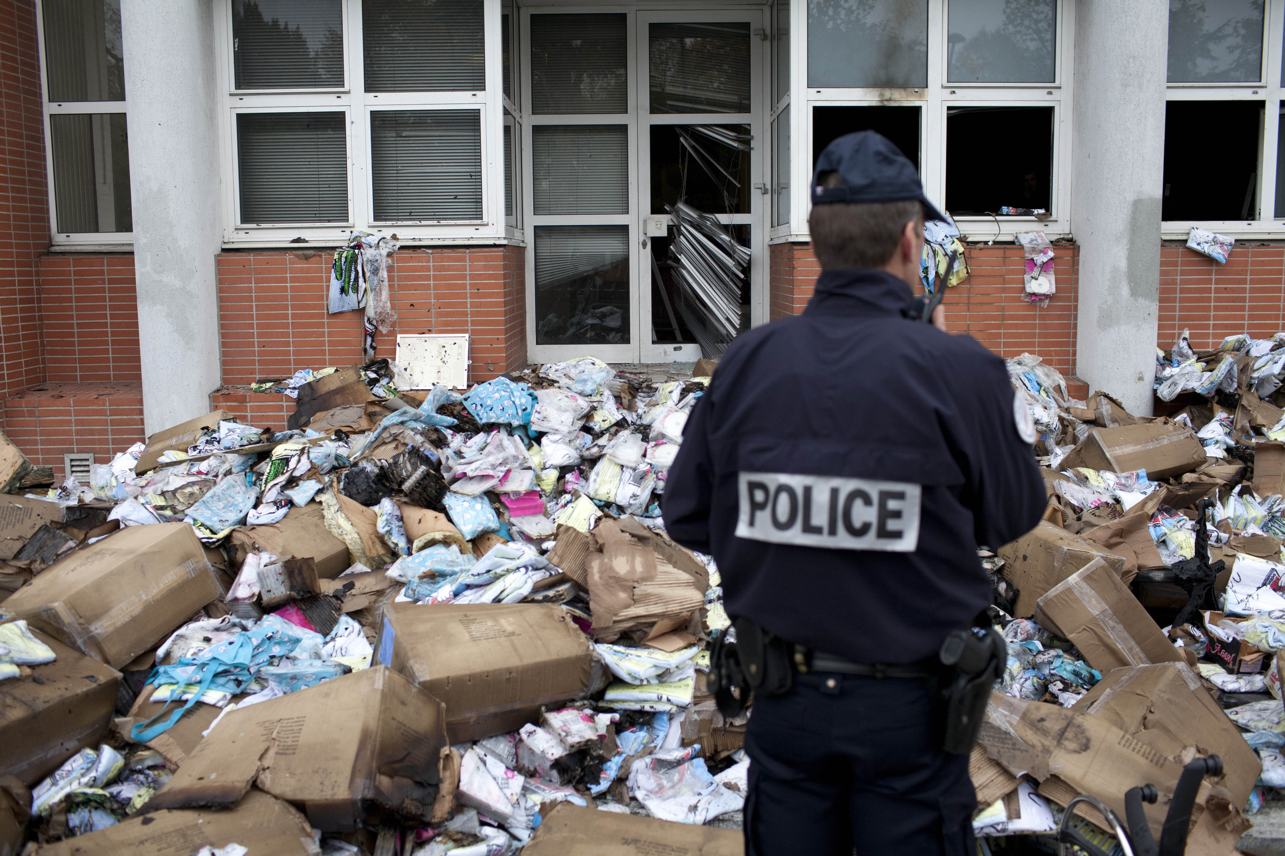 Fransk polis vid tidningsredaktionen efter attentatet.