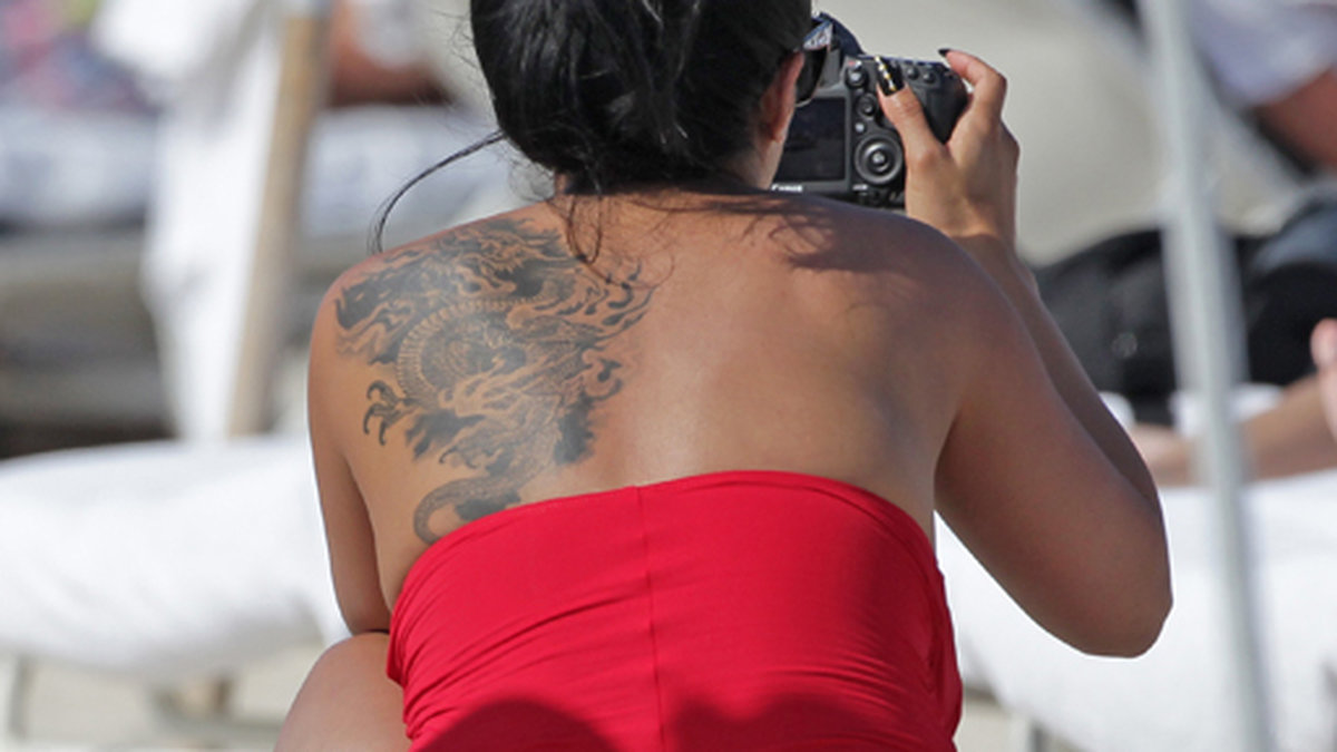 Kiara Mia i röd baddräkt på Miami Beach. 